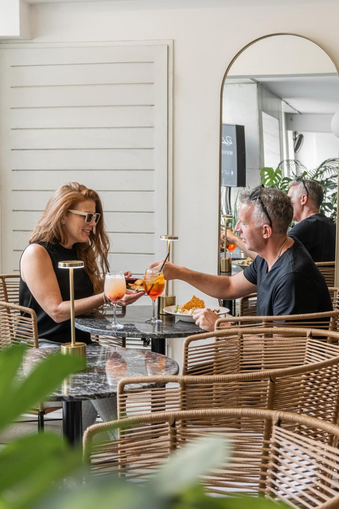 Feir'S Park Hotel & Rooftop Μπουένος Άιρες Εξωτερικό φωτογραφία Guests enjoying a drink at the bar
